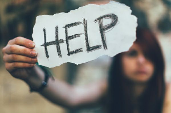 کمک کردن به افرادی که قصد از بین بردن خود را دارند